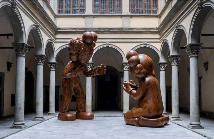 Художник KAWS выставил во Флоренции деревянную инсталляцию «Послание» | Источник: Эла Бялковска