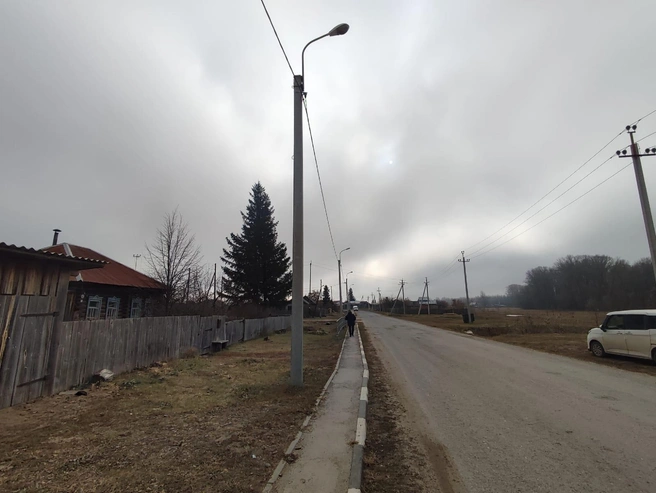 Тротуары в селе новые, но очень узкие — 70 сантиметров | Источник: Илья Калинин / NGS.RU
