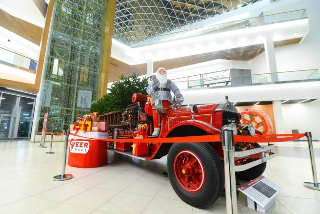 Подарки для гостей Veer Mall Дед Мороз привез на раритетной пожарной машине | Источник: Максим Воробьев
