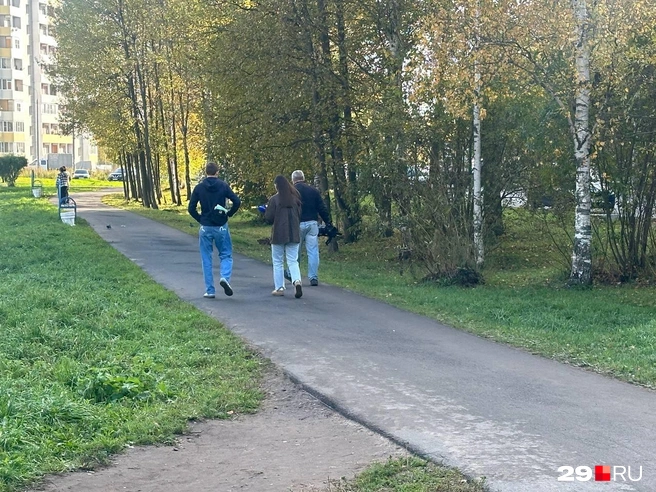 Ребята отвели Артемия в это место и положили его на землю, а потом передали патрульно-постовой службе полиции | Источник: Анастасия Гусева / 29.RU