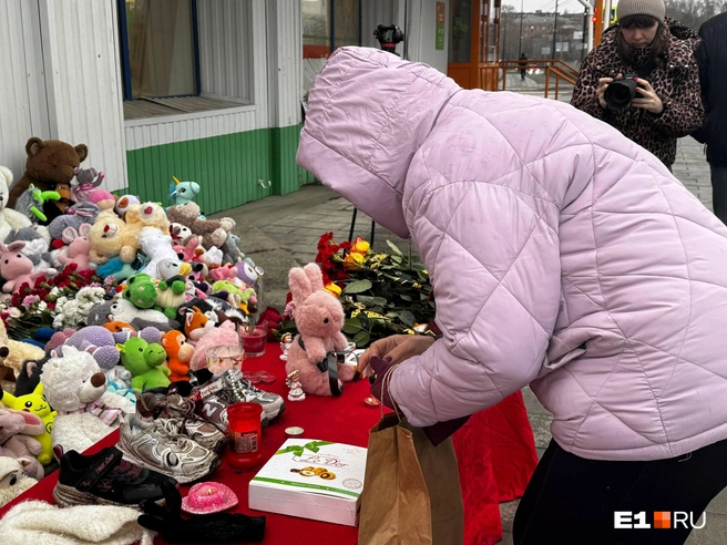 Сотни людей и море слез. Жители Ревды завалили цветами и игрушками перекресток, где пьяный лихач насмерть сбил двух девочек | Источник: Владислав Лоншаков / E1.RU