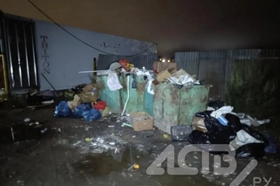 Свалка гнилых дынь и арбузов в Охе заставила медведя выйти из леса