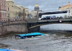 Трое строителей из Дагестана первыми бросились в ледяную Мойку, чтобы вытащить людей из тонущего автобуса