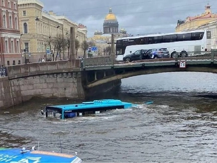 Трое строителей из Дагестана первыми бросились в ледяную Мойку, чтобы вытащить людей из тонущего автобуса