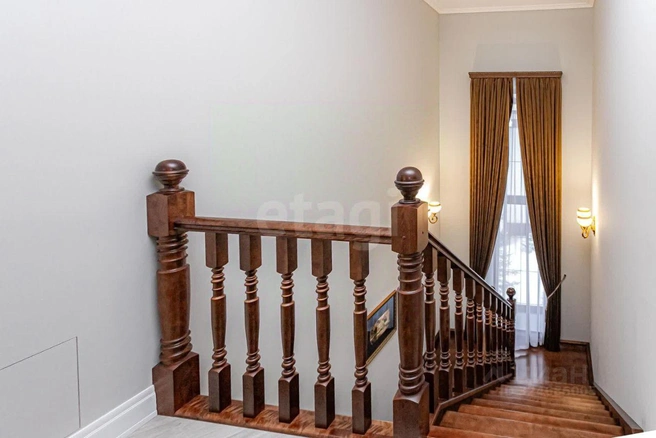 Первый и второй этаж соединяет большая лестница  | Источник: Агентство недвижимости «Этажи» / N1