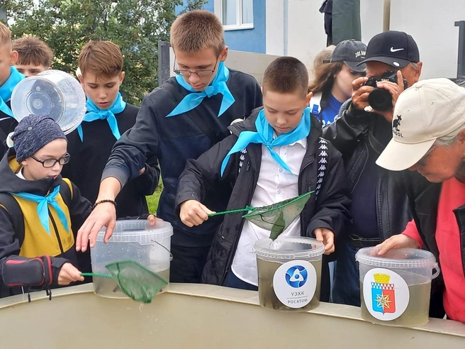 Зарыбление водоемов стало частью системной экологической работы УЭХК | Источник: УЭХК