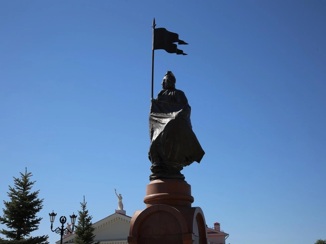 На фоне безоблачного неба — особенно красиво, даже в пленке | Источник: Константин Завриков / V1.RU