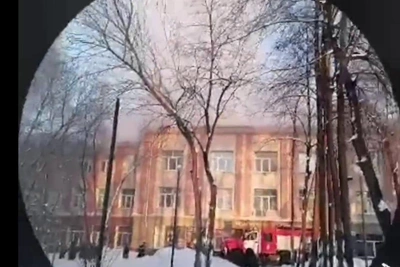 Пожар охватил колледж в Новосибирске, загорелась крыша