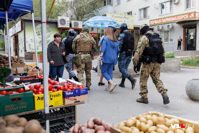 Случайные прохожие оторопело замирали при виде вооруженных людей в камуфляже | Источник: Алексей Волхонский / V1.RU