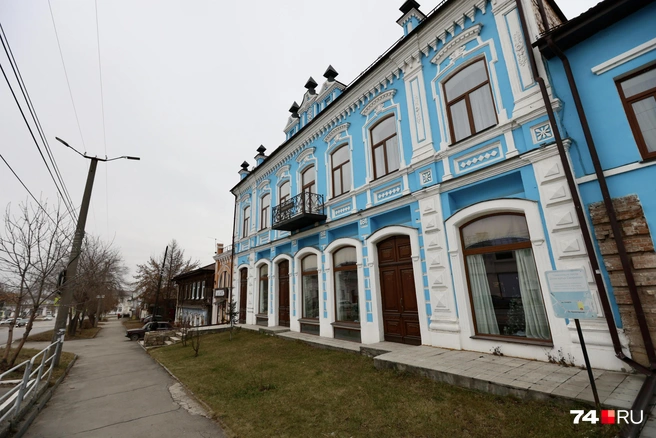 Самая эффектная часть дома — торговая галерея с огромными окнами | Источник: Наталья Лапцевич / 74.RU