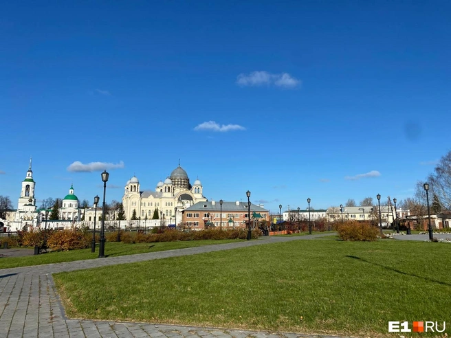 Между прогулкой по территории кремля и посещением мужского монастыря можно посидеть на лавочке на Главной площади&nbsp;— удобно, что все эти локации находятся рядом | Источник: Ирина Порозова / E1.RU