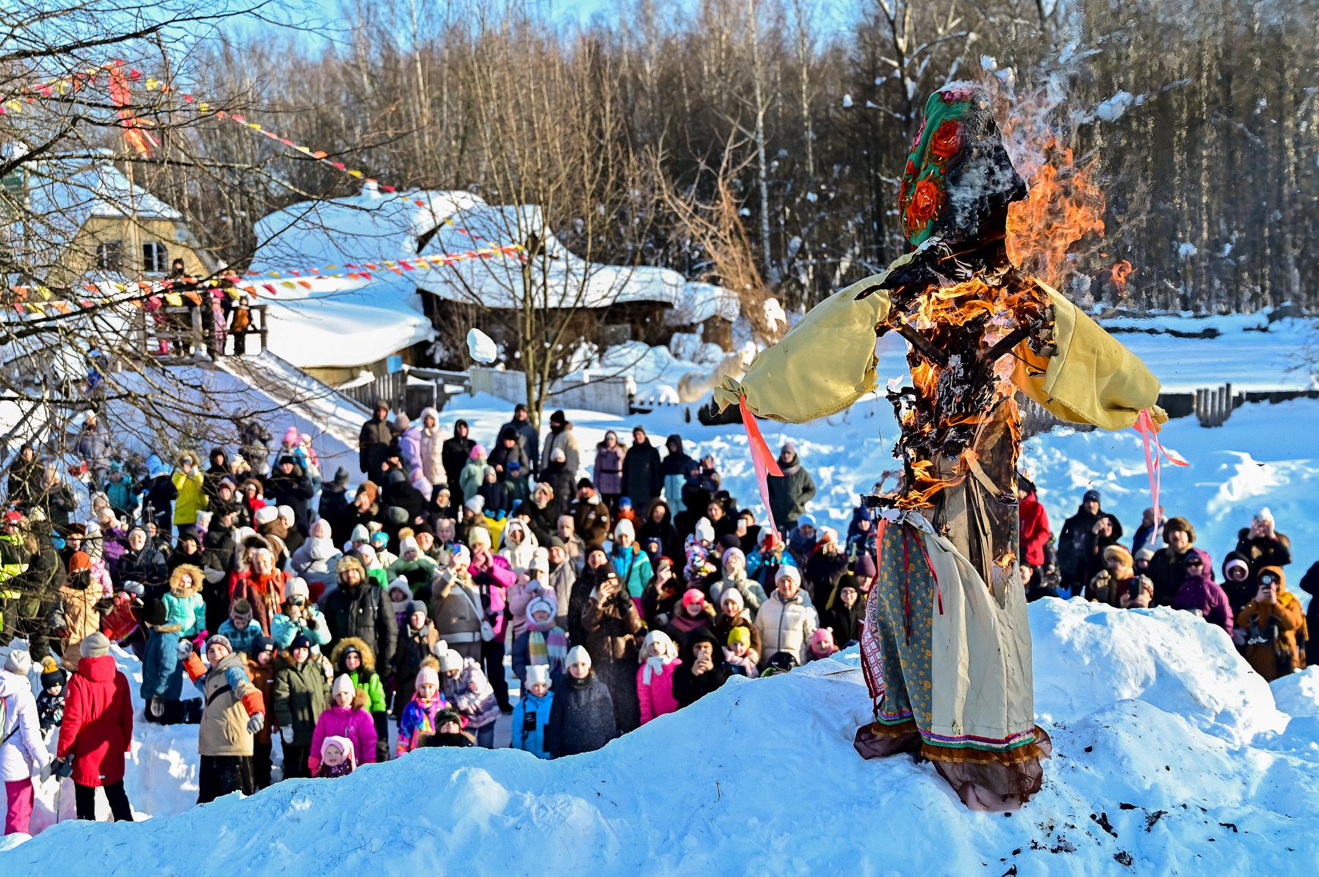 С плясками, играми, лошадьми и сожжением чучела: как отпраздновали Масленицу в пермском конном клубе «Юность» — фото