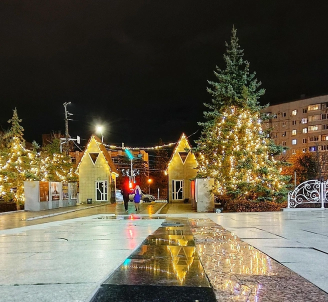 Перед отелем — мини-площадь | Источник: «Комсомольский район рулит» / Vk.com