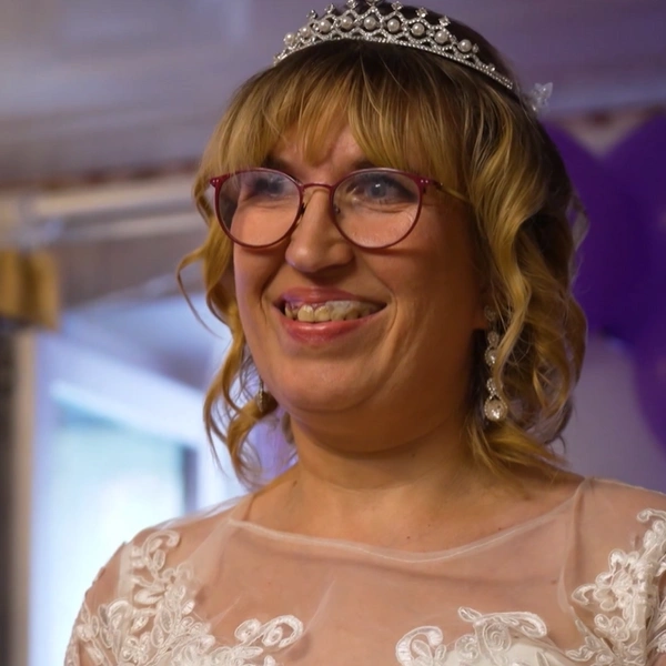 Одной из участниц шоу стала Глафира из Гатчины. Невеста рассказала, что четырежды была суррогатной матерью, в последнее время она работает горничной в гостинице. Бюджет ее свадьбы&nbsp;— 400 тысяч | Источник: «Четыре свадьбы: Бумажная свадьба VS Королевская свадьба» (16+), выпуск от 15 января 2026 года, телеканал «Пятница!»