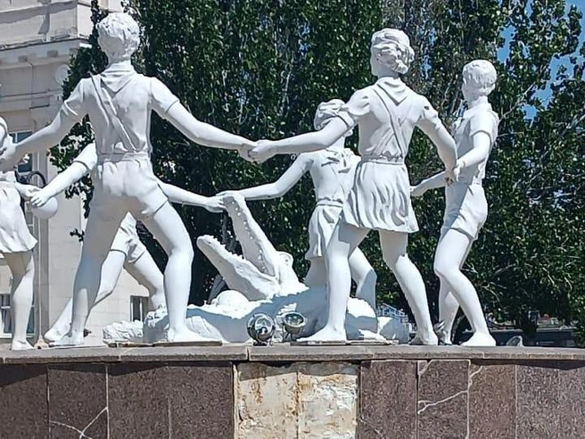 Плитка на фонтане потрескалась и осыпалась | Источник: Сергей Островский