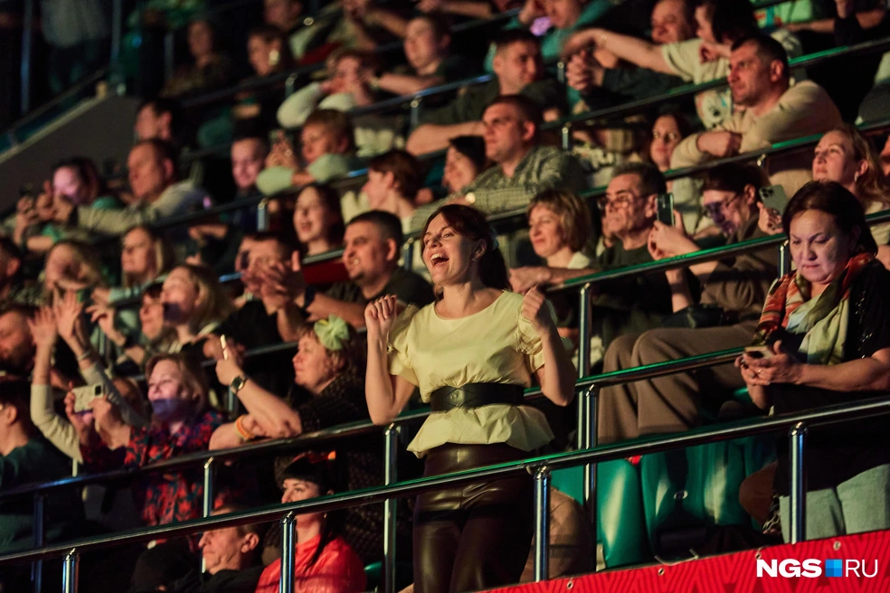 Родители пришли на концерт вместе со своими родителями, прихватив детей  | Источник: Александр Ощепков / NGS.RU 