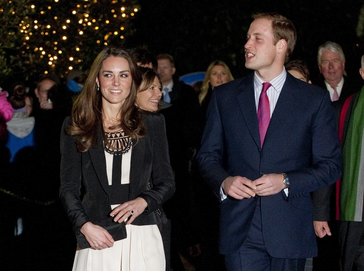 Кейт и Уильям в статусе невесты и жениха, в канун Рождества 2010 года.