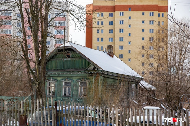 Вокруг поселка построены многоэтажки | Источник: Кирилл Поверинов / 76.RU