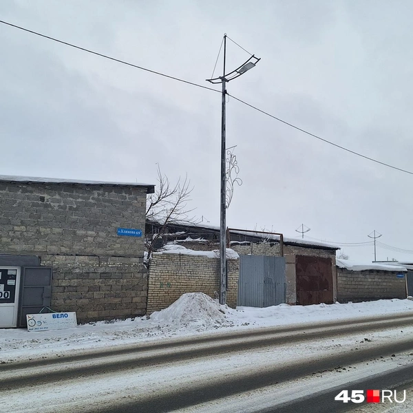 В этом квартале между жилых домов есть и торговые точки, например велосипедно-лыжный магазин | Источник: Александр Лисихин / 45.RU