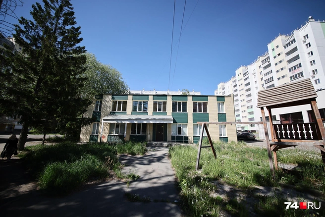 В таком дворе теоретически можно разбить огород: все равно сейчас он зарастает бурьяном | Источник: Наталья Лапцевич