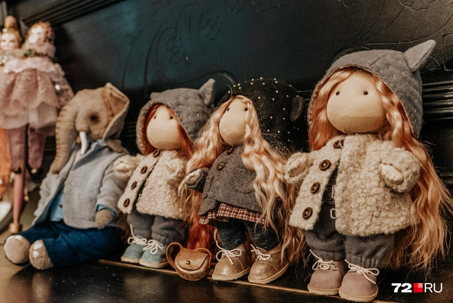Куклы-тильды Алла Ювакаева тоже делает. Каждой выбирает наряд и делает парики — из мягкой и нежной на ощупь шерсти ламы | Источник: Илья Чикотин / 72.RU