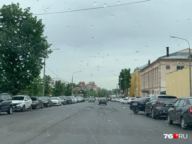 На Которосльной набережной с двух сторон припаркованы авто | Источник: читатель 76.RU