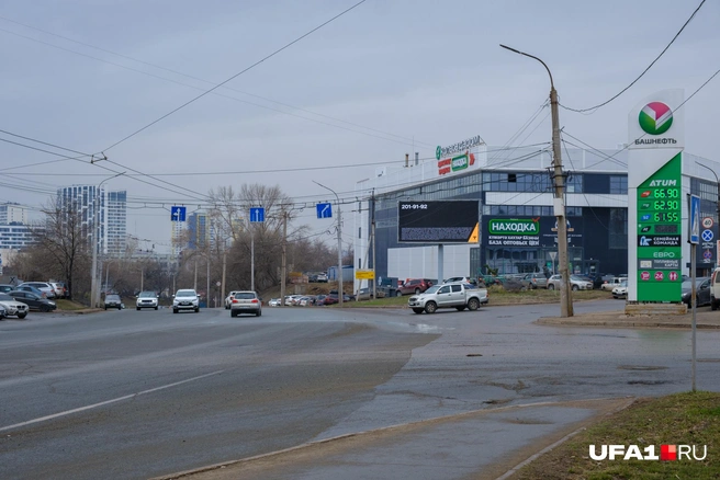 Стоит повернуть направо&nbsp;— и будет деревня | Источник: Булат Салихов / UFA1.RU