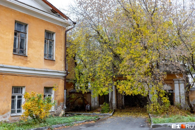 Мечта жителей этой части дома&nbsp;— новая крыша | Источник: Владислав Лоншаков / E1.RU