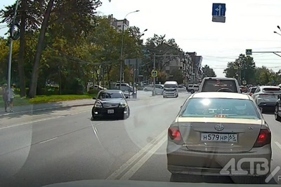 Toyota Mark 2 юзом влетел в поворот в Южно-Сахалинске