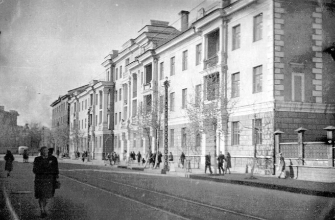 В 1940-х на Ленина уже был асфальт и трамвайные пути | Источник: Pastvu.com