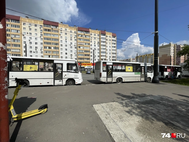 Маршрутки стоят на конечной, пока пассажиры их ждут на других остановках | Источник: Михаил Шилкин