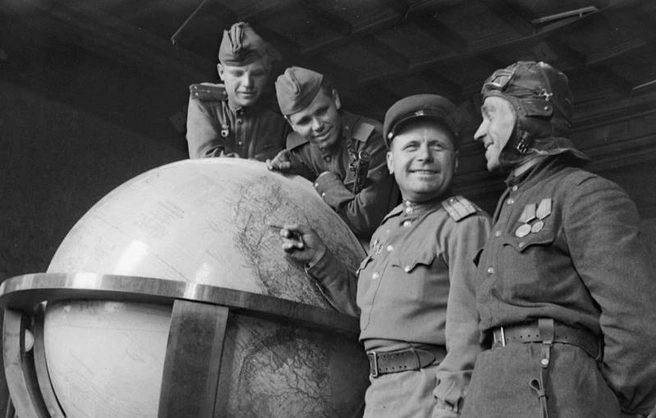 Советские военнослужащие рассматривают глобус, которым пользовался Гитлер  | Источник: Российский государственный архив кинофотофонодокументов. Фотограф: Г. Капустянский