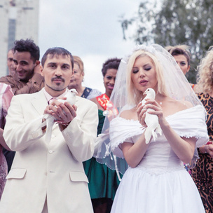 Дима Билан и Polina вернулись в 90-е и сыграли свадьбу в новом клипе