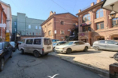 На месте снесённого дворика во Владивостоке возникла стихийная парковка