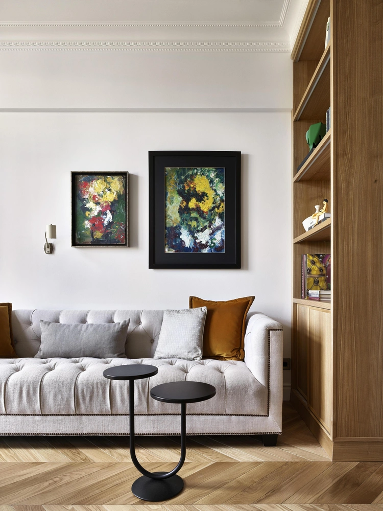 Над диваном работы Арона Буха. | Источник: Сергей Ананьев. Стиль: Дарья Соболева