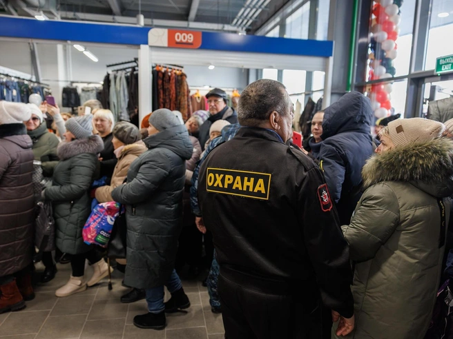 Особую солидарность понимают те, кто пытался пробиться через толпу на рынке в воскресное утро. | Источник: Алексей Волхонский / V1.RU