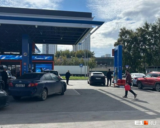 Иногда к отстоявшим в очереди водителям подбегают люди с канистрами и по-братски просят их наполнить емкость | Источник: Карина Кучерявенко / E1.RU