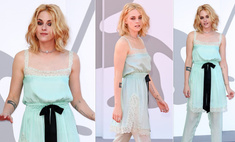 Не зря Диана разлюбила Chanel! Стюарт надела на премьеру фильма про Леди Ди самый несуразный наряд