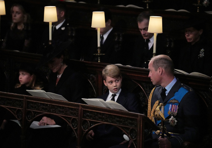 Душещипательное зрелище: как выглядели маленькие Шарлотта и Джордж на похоронах Елизаветы II — и почему Королева гордилась бы ими