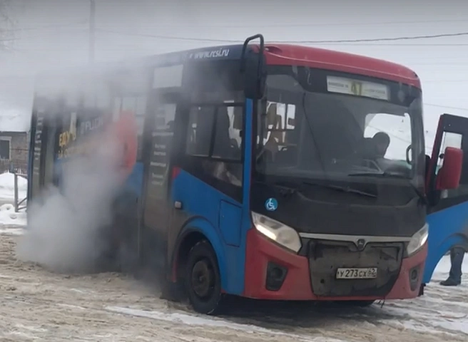 На остановке в Дягилеве задымилась застрявшая маршрутка | ya62.ru