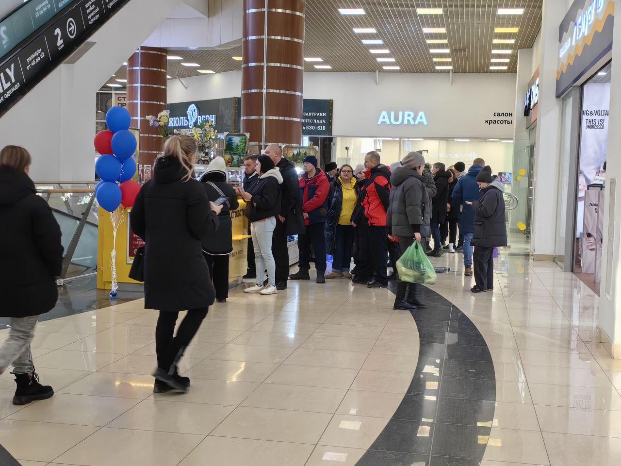 Тюменцы атакуют островки с лотерейными билетами в торговых центрах — видео 