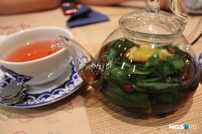 Врачи рекомендуют пить больше воды в холодное время, а также чая, особенно с лимоном и имбирем | Источник: Станислав Соколов / NGS.RU