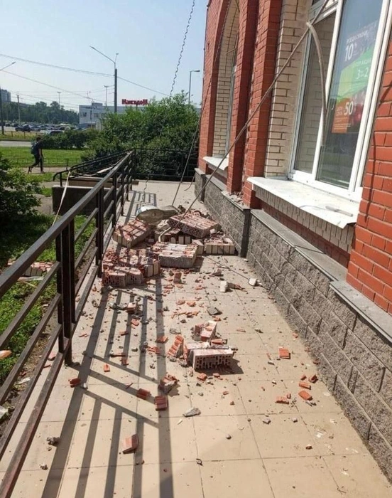 Жителей дома на Ленинском пугают гигантские трещины. Фасад обрушился еще летом | Источник: читатель «Фонтанки»