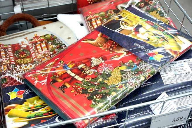 Новогоднее украшение в ярких красно-золотых тонах — отличный вариант | Источник: Иван Рейзвих / NGS55.RU