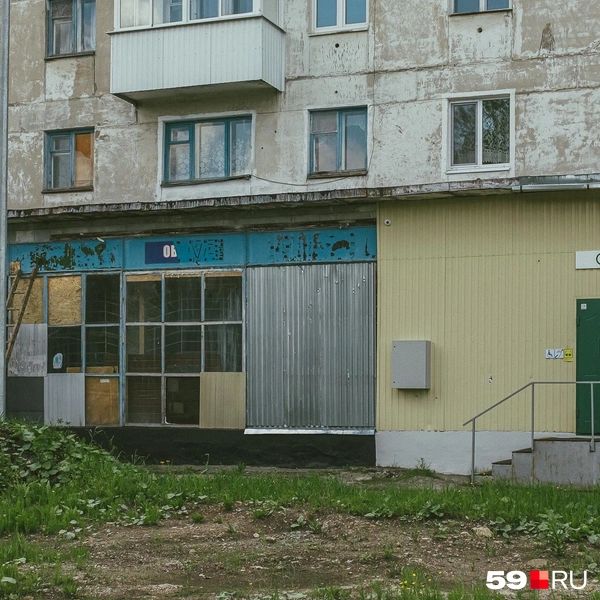 В этом здании находится почти вся коммерция: почта, банк и магазин. Тут же&nbsp;— Дом культуры | Источник: Василина Любимова / 59.RU