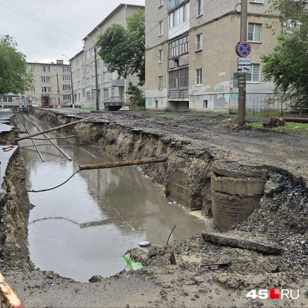 Вода затопила раскопанную теплотрассу на улице Тобольной | Источник: Алена Кисель, 45.RU