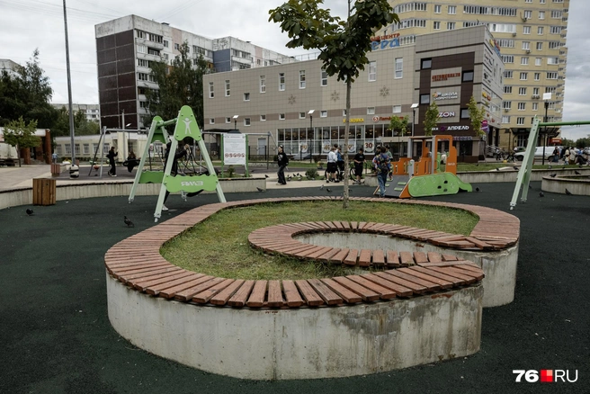 В центре площадки установлена еще одна лавочка необычной формы | Источник: Александр Куренной / 76.RU
