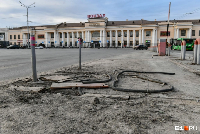 Такая картина возле въезда на платную парковку | Источник: Дмитрий Емельянов / E1.RU