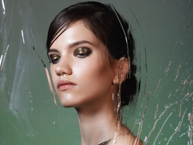 Фото №1 - «Стеклянные» smoky eyes: как повторить самый модный макияж этой зимы