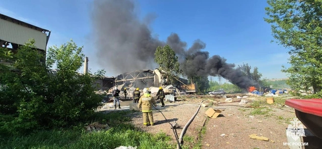 В Салавате взорвался завод — под завалами могут быть люди. Онлайн-трансляция | Источник: МЧС